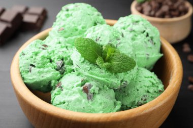 Koyu masada, kasede çikolata parçacıklı dondurma, yakın plan.