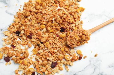 Lezzetli granola ve kaşık beyaz mermer masa, üst manzara