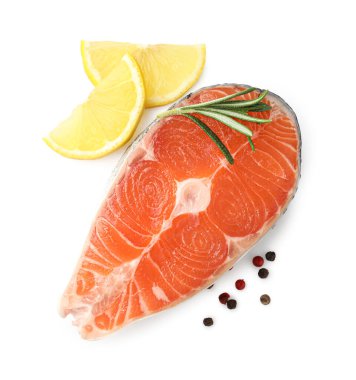 Baharatlı ve limonlu somon filetosu beyaza izole edilmiş.