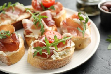 Krem peynirli, jambonlu, domatesli ve roka soslu nefis bruschettalar.