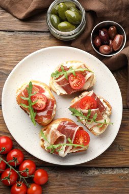 Krem peynirli, jambonlu, domatesli, roka ve zeytinli nefis bruschetalar.