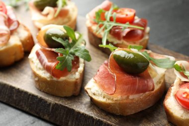 Krem peynirli, jambonlu, yeşil zeytinli, domatesli ve roka soslu nefis bruschetalar.