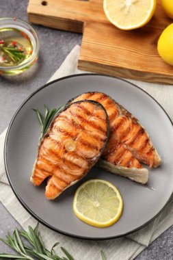 Limonlu ve biberiyeli ızgara somon bifteği.