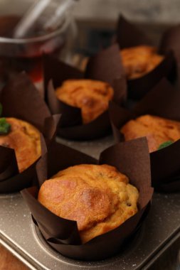 Kuru üzümlü çörekler ve çay, yakın plan.