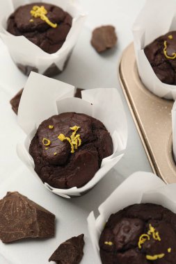 Beyaz masada limon aromalı lezzetli çikolatalı kekler.