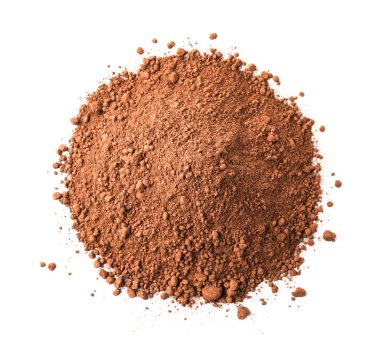 Beyaz üzerine izole edilmiş kakao tozu yığını, üst görünüm