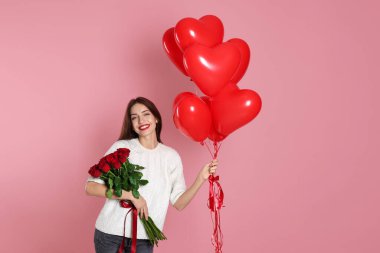 Sevgililer Günü. Pembe arka planda kalp şeklinde balonları olan güzel bir kadın.