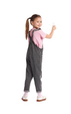 Beyaz arkaplanda tebeşirli bir şey çizen çocuk