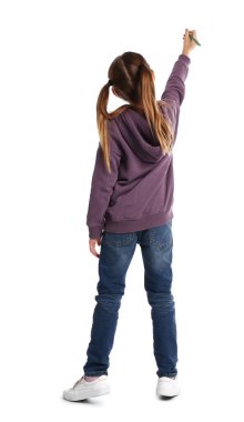 Beyaz arkaplan, arka plan üzerinde işaret olan bir şey çizen çocuk