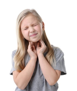 Beyaz arka planda boğaz ağrısı çeken küçük bir kız. Soğuk Semptom