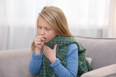 Küçük kız evde öksürüyor. Soğuk Semptom