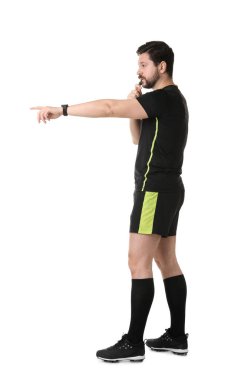 Hakem düdüğü çalıyor ve beyaz arkaplanı işaret ediyor