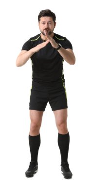 Hakem mola veriyor ve beyaz arka planda düdük çalıyor.