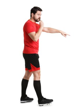 Hakem düdüğü çalıyor ve beyaz arkaplanı işaret ediyor