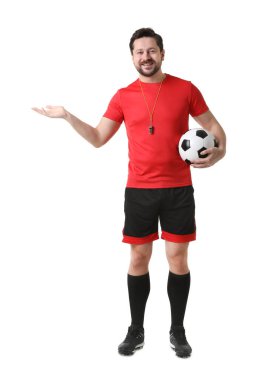 Beyaz arka planda futbol topu olan üniformalı bir hakem.