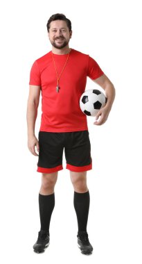 Beyaz arka planda futbol topu olan üniformalı bir hakem.