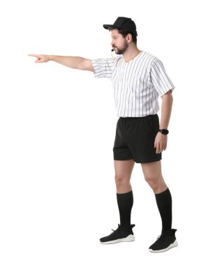 Hakem düdüğü çalıyor ve beyaz arkaplanı işaret ediyor