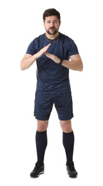 Hakem mola veriyor ve beyaz arka planda düdük çalıyor.