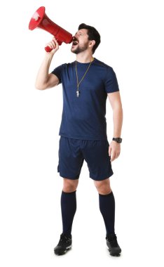 Hakem beyaz arka planda megafonla bağırıyor