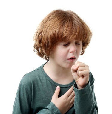 Beyaz arka planda öksüren küçük bir çocuk. Soğuk Semptom