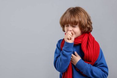 Küçük çocuk arka planda öksürüyor, mesaj için yer var. Soğuk Semptom