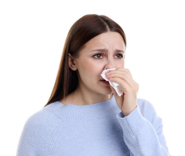 Beyaz arka planda burnu akan bir kadın. Soğuk Semptom