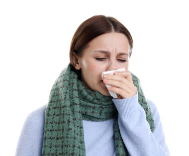 Beyaz arka planda burnu akan bir kadın. Soğuk Semptom