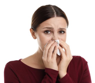 Beyaz arka planda burnu akan bir kadın. Soğuk Semptom