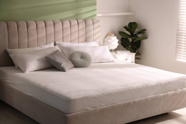 Ortopedik yatak ve yastıklar kapalı yerde, yakın plan.