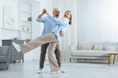 Güzel yaşlı çift evde dans ediyor. Metin için boşluk