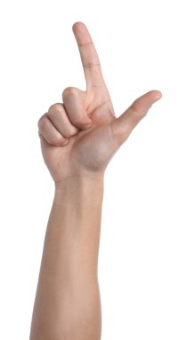 Beyaz arkaplanda bir şeye bakan adam, yakın plan.