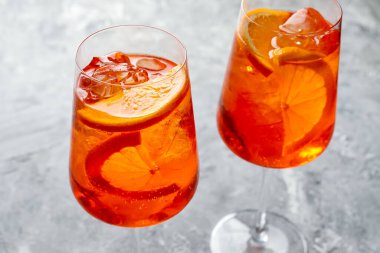 Gri desenli masaya serinletici spritzer kokteyli, yakın plan.