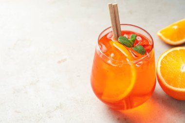 Nane ve portakal dilimli spritzer kokteyli ışık masasında, yakın plan. Metin için boşluk