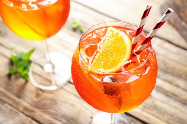 Ahşap masada taze spritzer kokteyli, yakın plan.