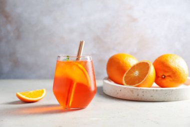 Işık masasında nane ve portakallı spritzer kokteyli tazeleniyor.