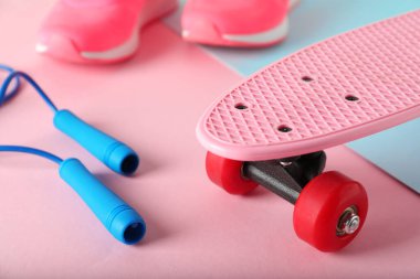 Parlak peni tahtası ve renk arkaplanda ip atlama, yakın plan