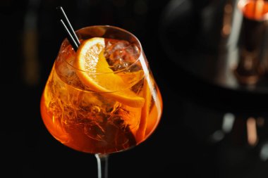 Siyah arka planda serinletici spritzer kokteyli, yakın plan. Metin için boşluk