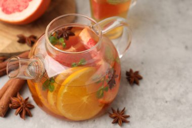 Meyveli, nane ve baharatlı Aromatik çay, yakın plan. Metin için boşluk