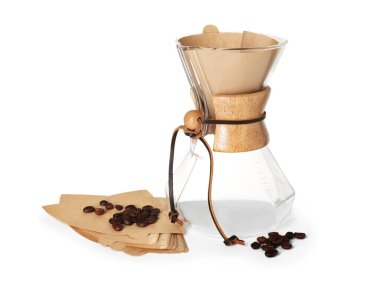 Boş cam kimya kahve makinesi, kahve çekirdekleri ve beyaz üzerine izole edilmiş filtreler.