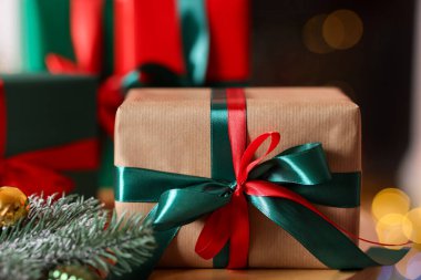 Güzel Noel hediyeleri ve kapalı masa dekorasyonu, yakın çekim. Bokeh etkisi