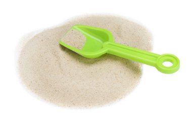 Beyaz üzerine izole edilmiş plastik kürek ve kum. Çocukların plaj oyuncağı.