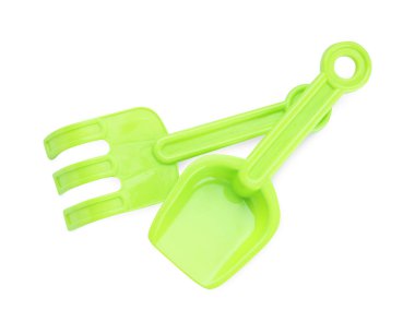 Plastik tırmık ve kürek beyaz, üst manzara. Çocukların plaj oyuncağı.