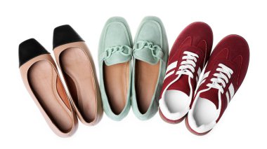 Farklı güzel ayakkabılar. Beyaz, üst manzara.