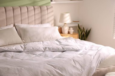 Ortopedik yatak, yastıklar ve yorgan evde, yakın çekim.