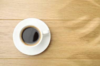 Aromatik kahve, ahşap masanın üstünde, üst tarafta. Metin için boşluk