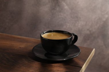 Ahşap masada fincanda Aromatik kahve