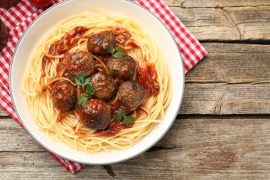 Köfteli lezzetli makarna, ahşap masa, üst manzara. Metin için boşluk