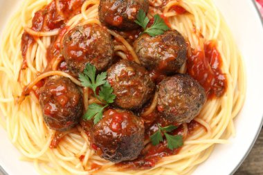 Masanın üstünde köfteli leziz makarna.