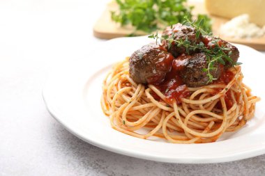 Masada köfteli makarna, yakın plan.