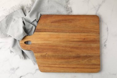 Tahta kesme tahtası ve peçete beyaz mermer masa, üst manzara